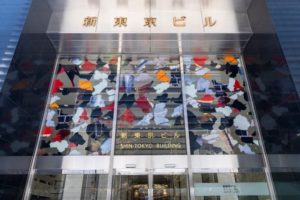 ポップでカラフル！「街の欠片(かけら)」が有楽町をラッピング